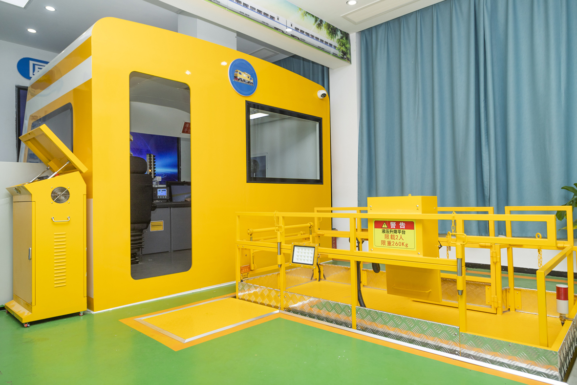 长沙供电段接触网作业车模拟仿真驾驶装置